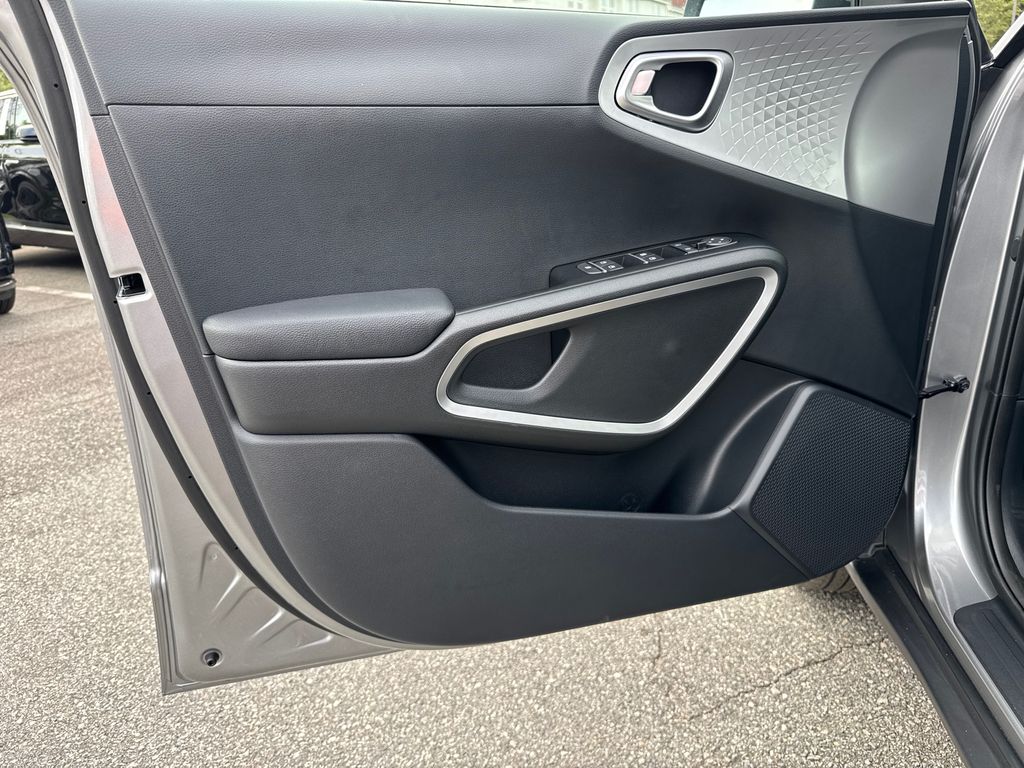 2025 Kia Soul LX S photo 8