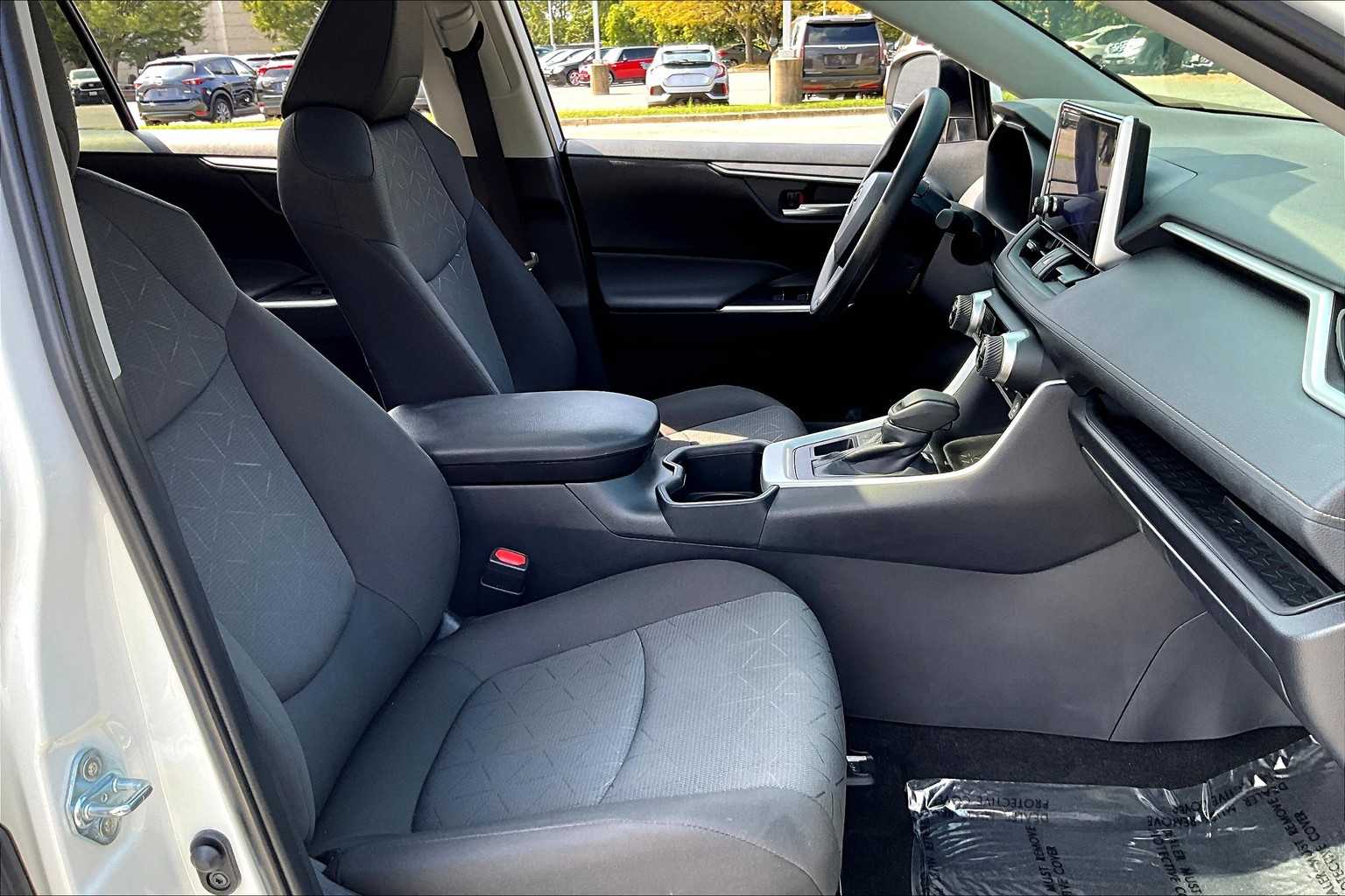 2025 Toyota RAV4 XLE photo 8