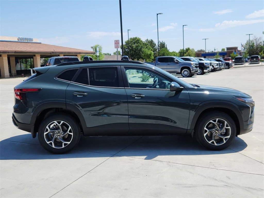 2025 Chevrolet Trax LT photo 8