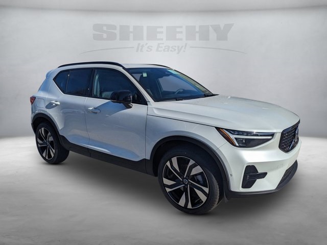2025 Volvo XC40 Plus photo 2