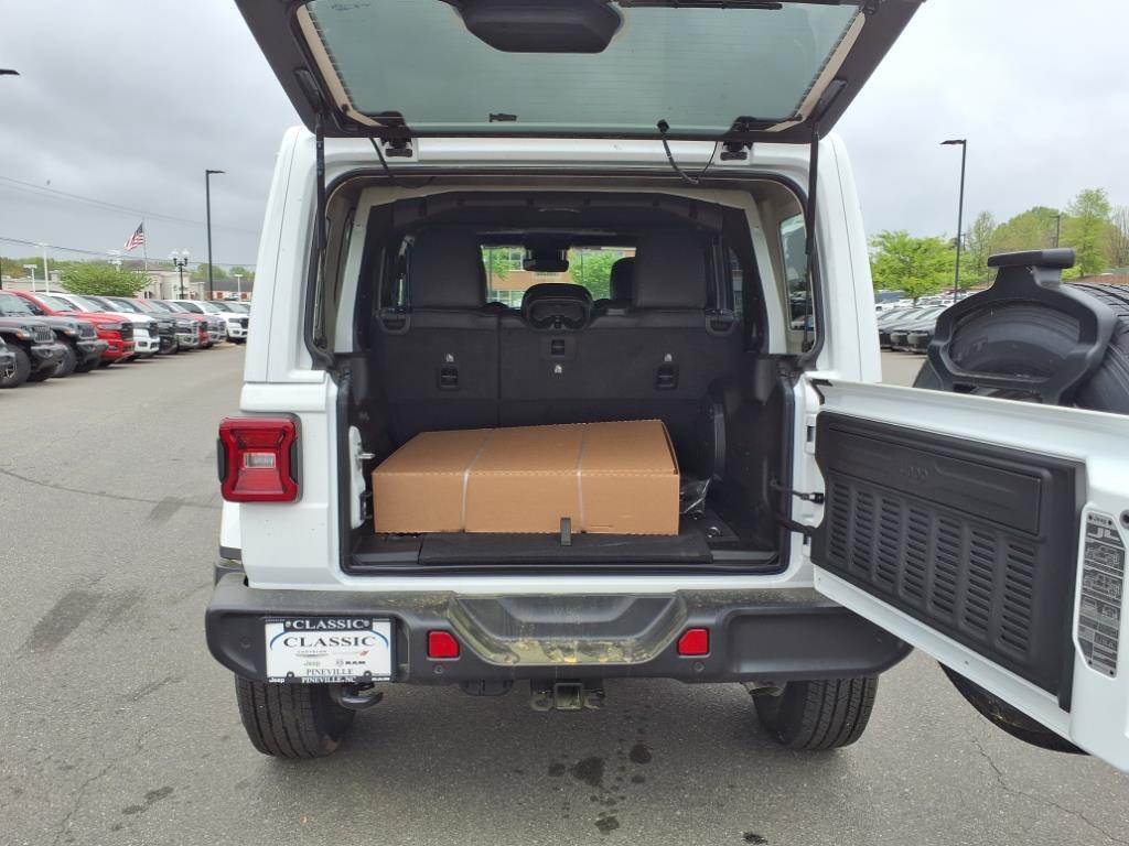 2025 Jeep Wrangler Sahara photo 19