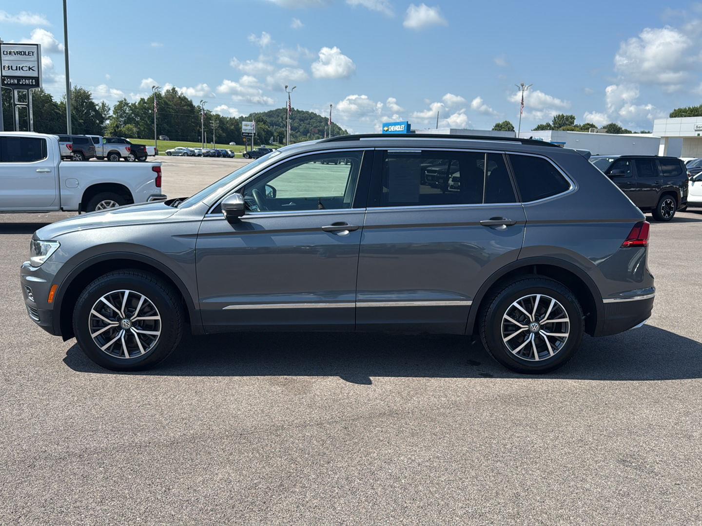 2020 Volkswagen Tiguan SE photo 3
