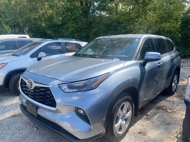 2022 Toyota Highlander LE photo 5