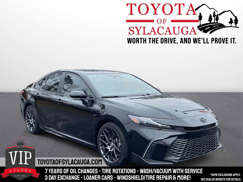 2025 Toyota Camry SE's photo