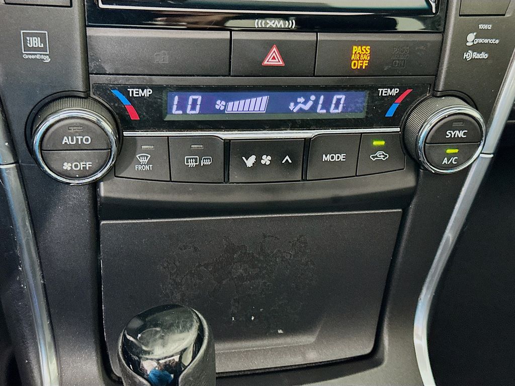 2017 Toyota Camry XLE photo 14