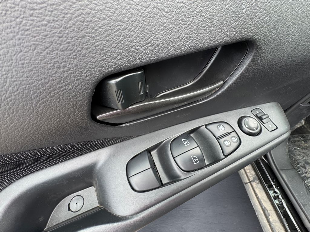 2025 Nissan Kicks Play S photo 12