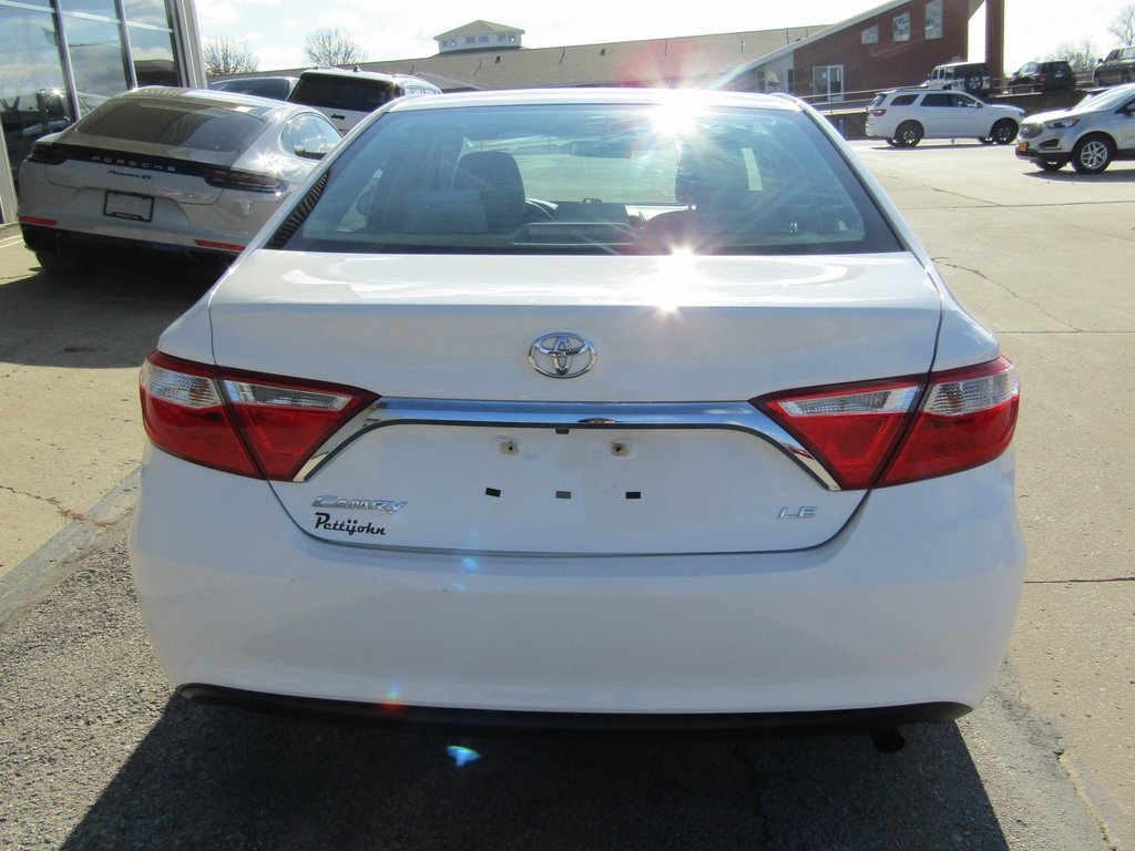 2016 Toyota Camry XLE photo 4