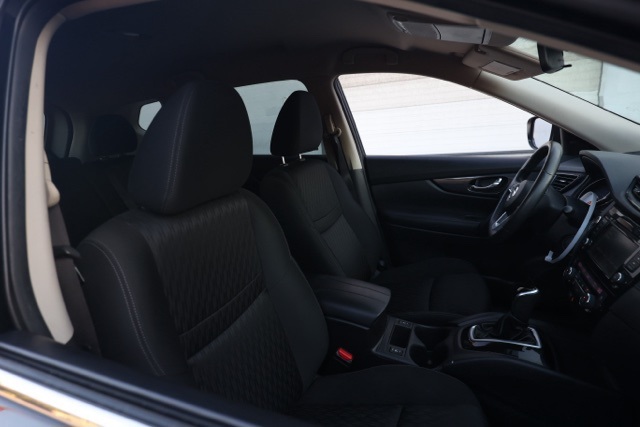 2019 Nissan Rogue SV photo 16