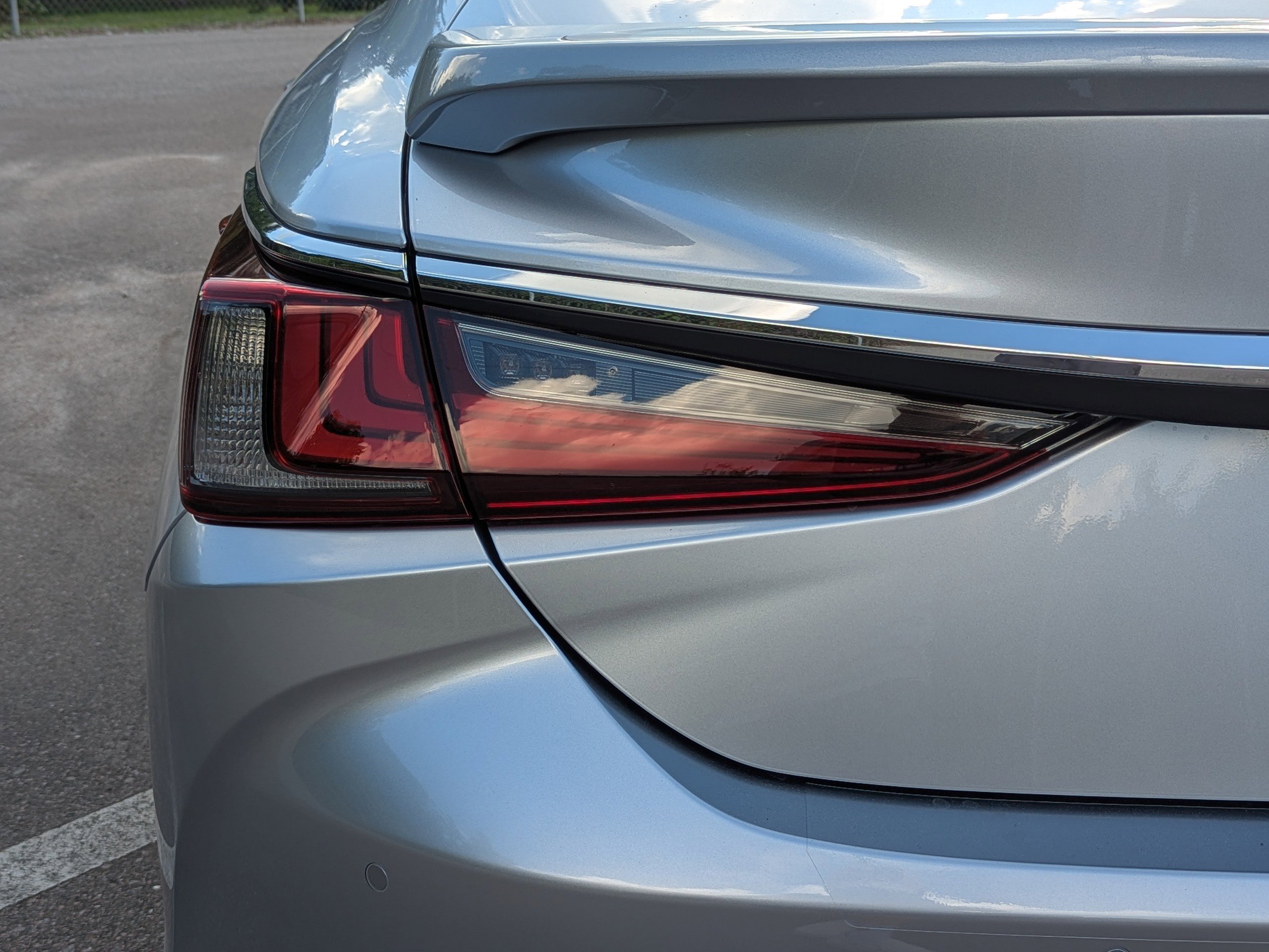 2025 Lexus ES 300h photo 10