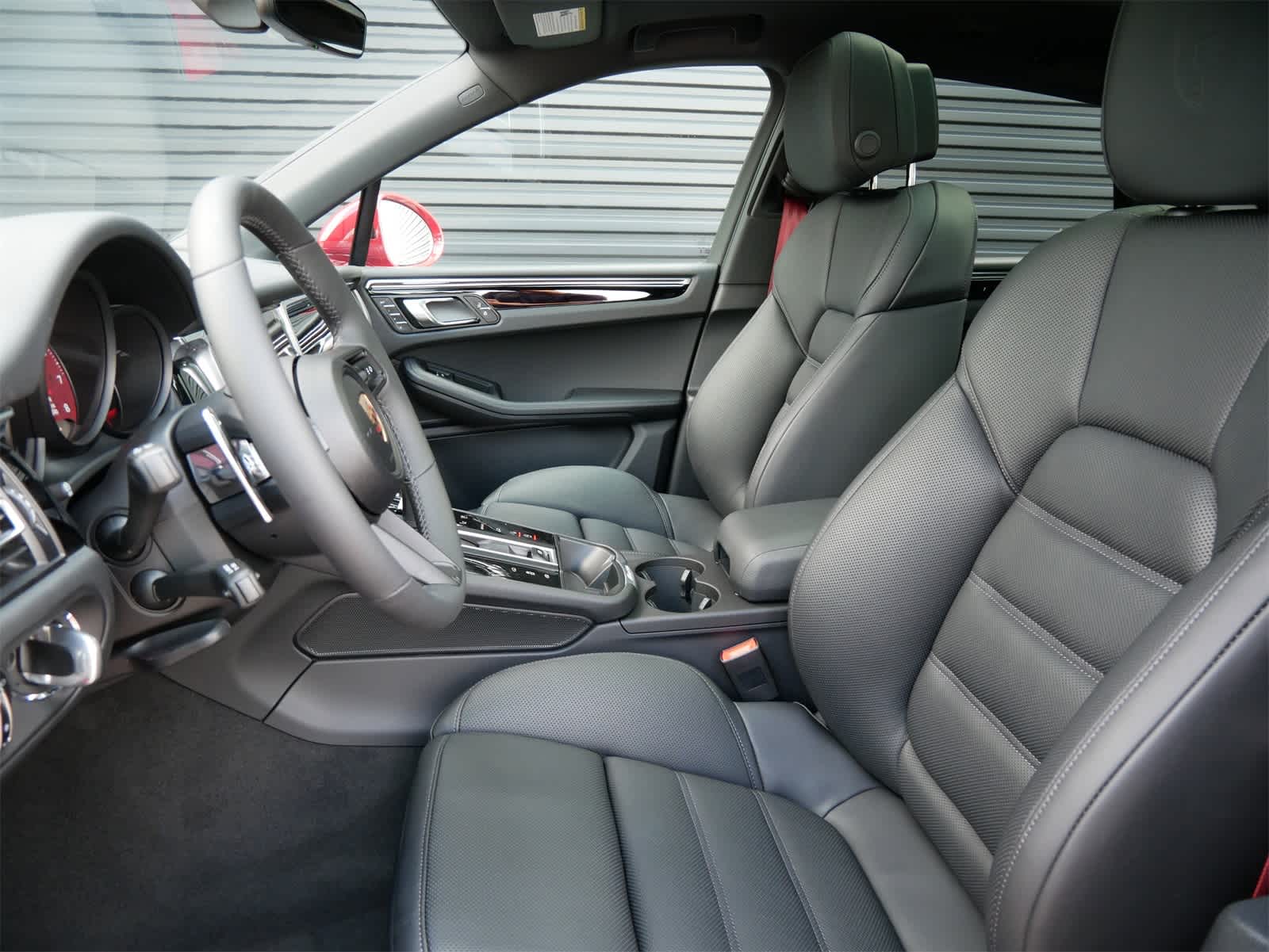 2025 Porsche Macan S photo 5