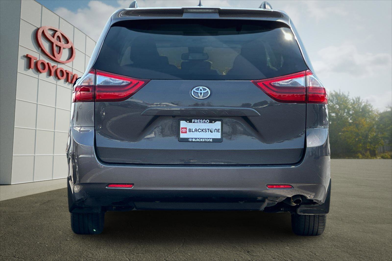 2020 Toyota Sienna LE photo 4