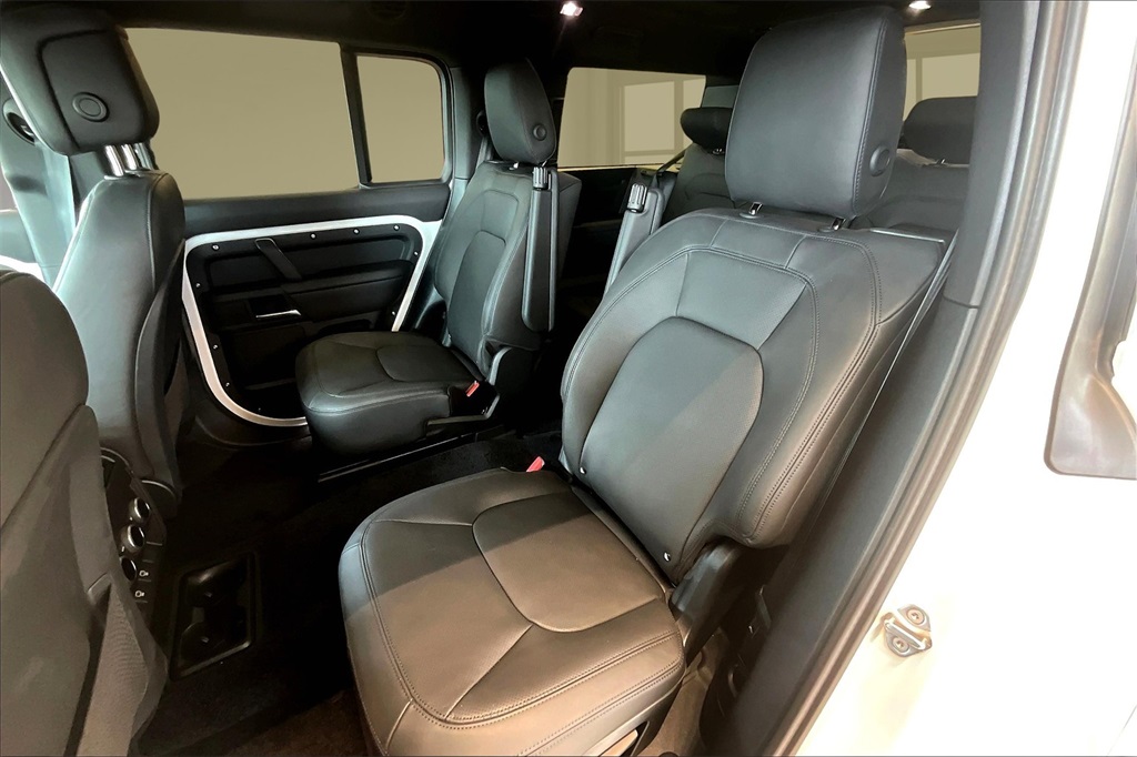 2025 Land Rover Defender 130 X-Dynamic SE photo 9