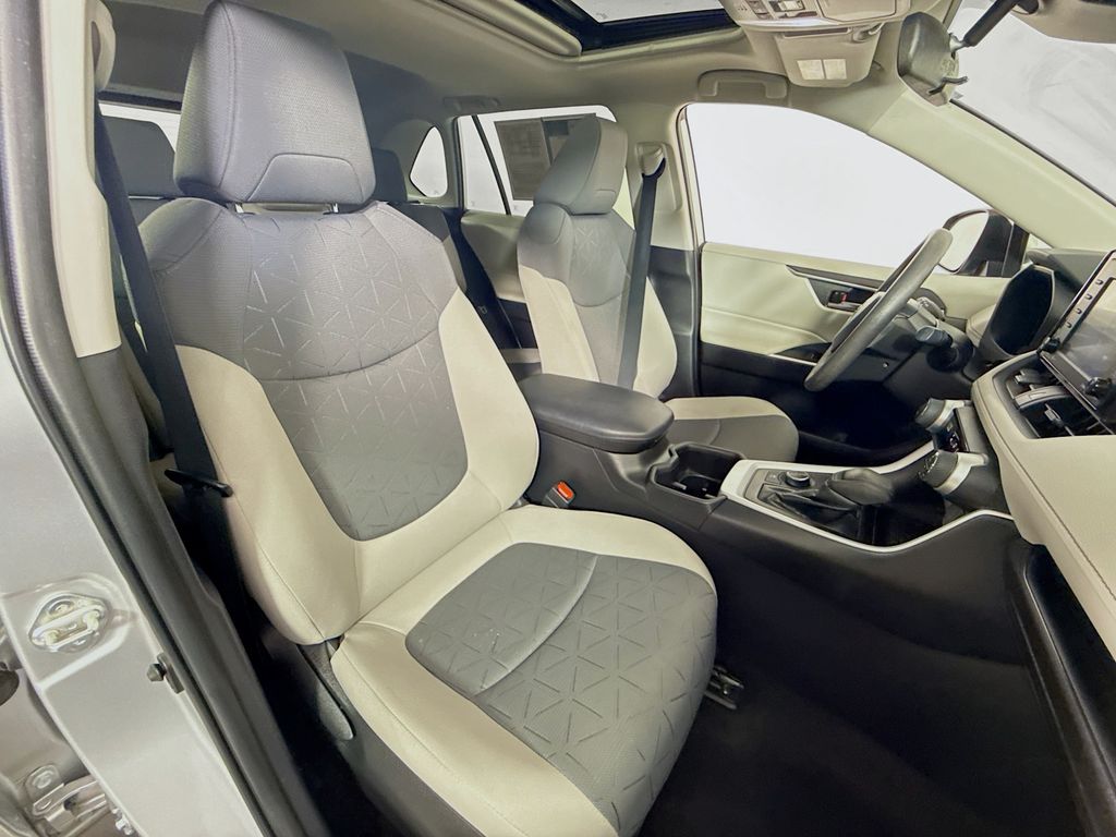 2022 Toyota RAV4 Hybrid XLE photo 25