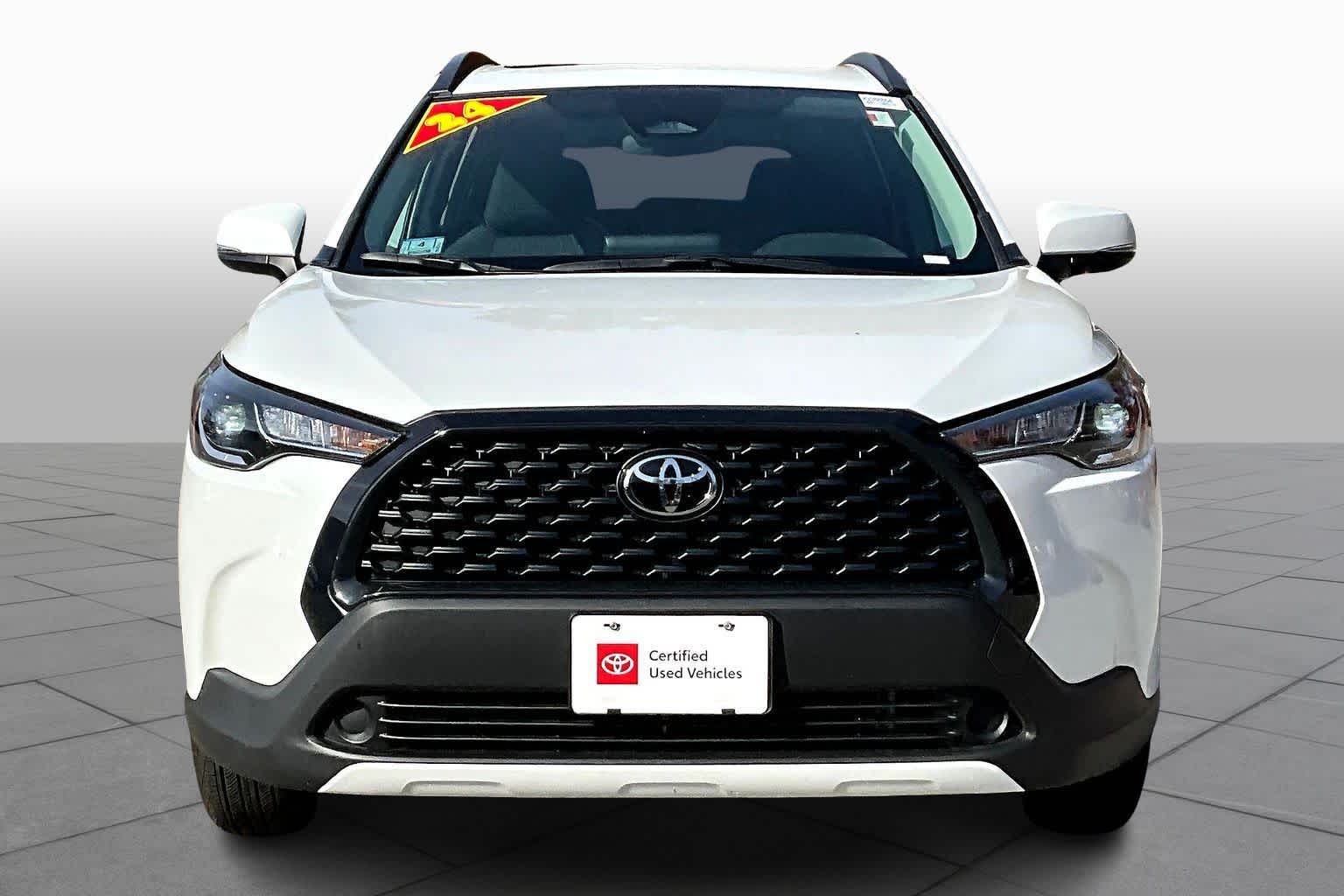 2024 Toyota Corolla Cross LE photo 3