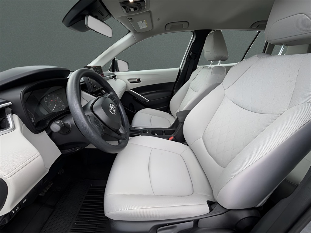 2025 Toyota Corolla Cross L photo 8