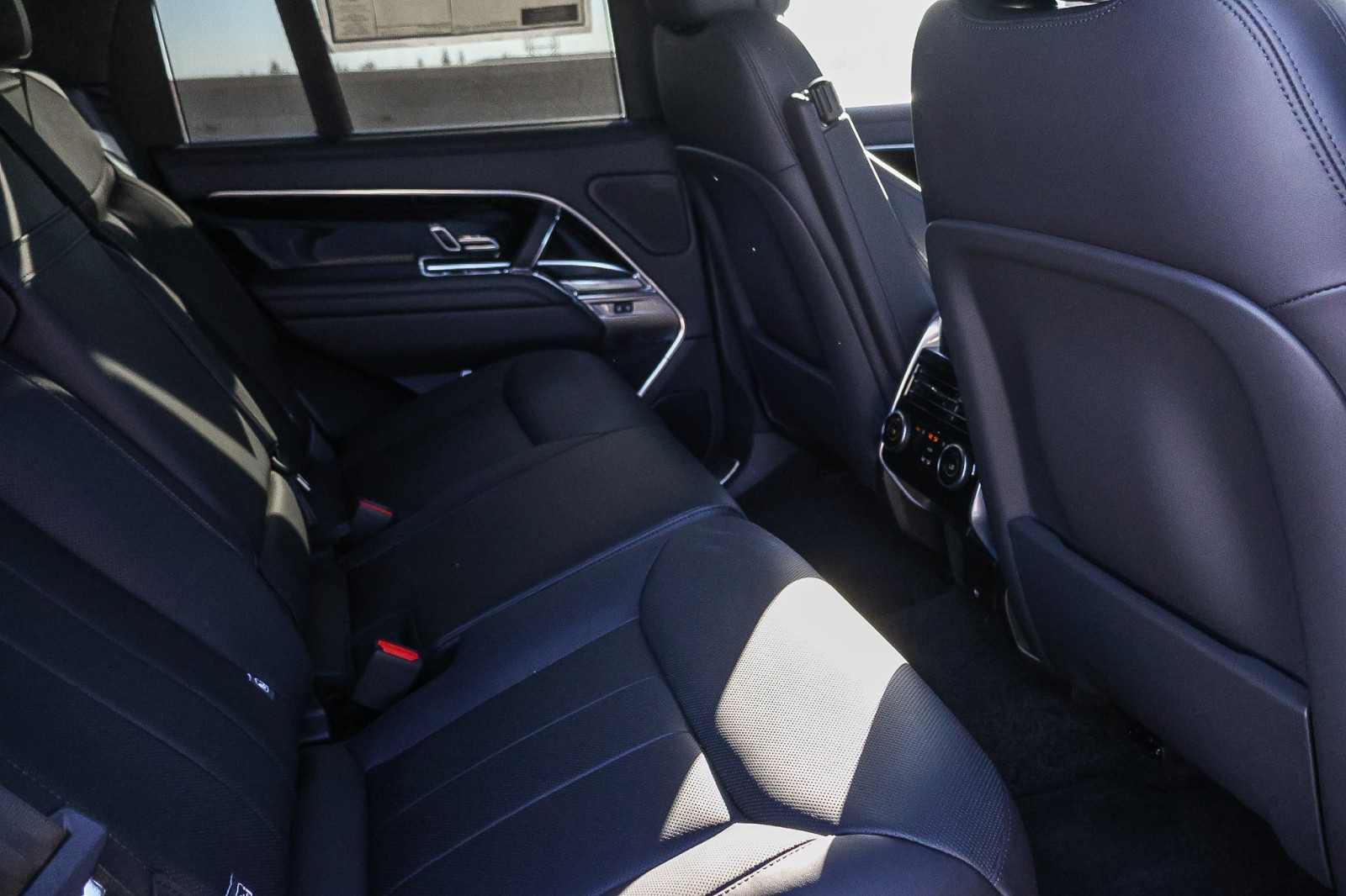2025 Land Rover Range Rover SE photo 12