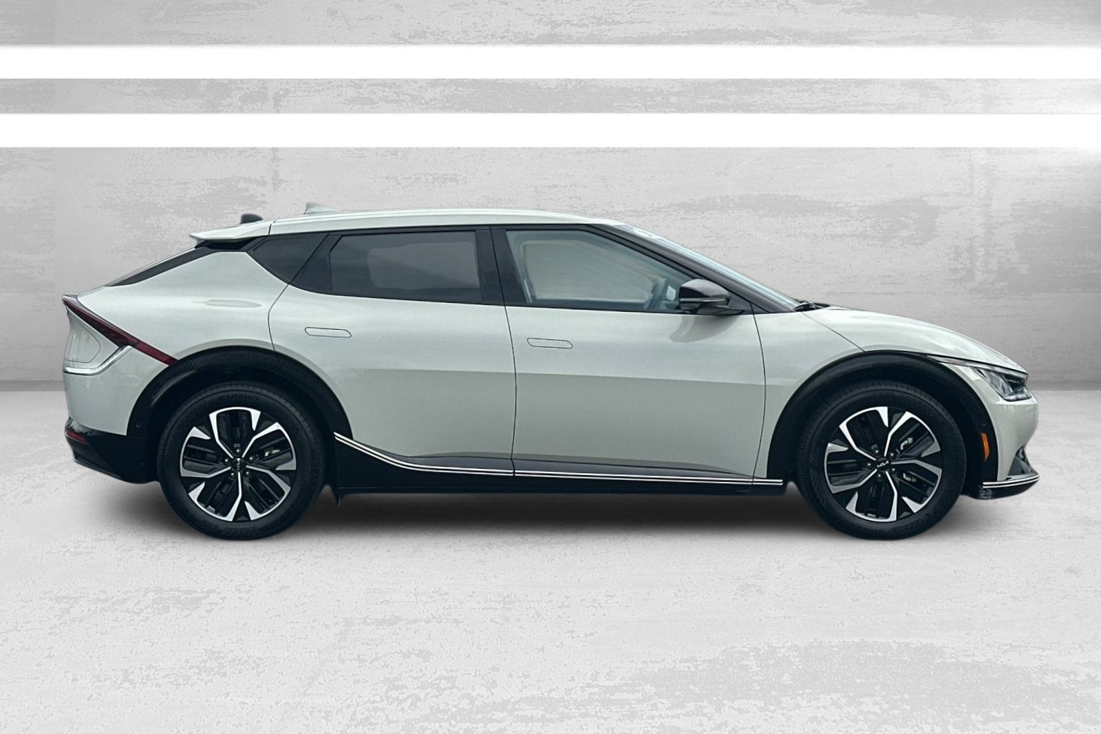 2022 Kia EV6 Wind photo 2
