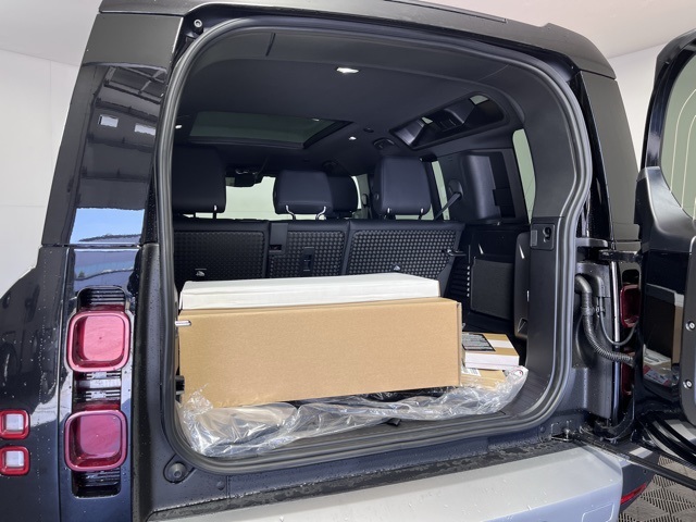2025 Land Rover Defender 110 S photo 23