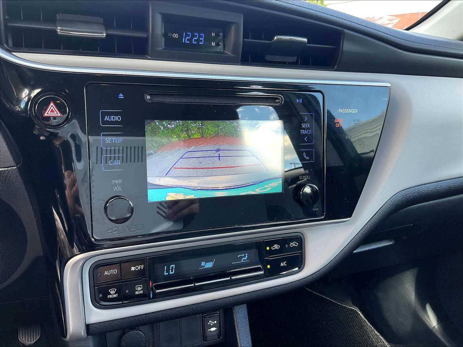 2017 Toyota Corolla LE photo 19