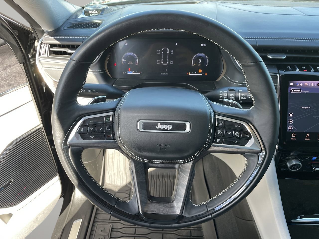 2022 Jeep Grand Cherokee Overland photo 30
