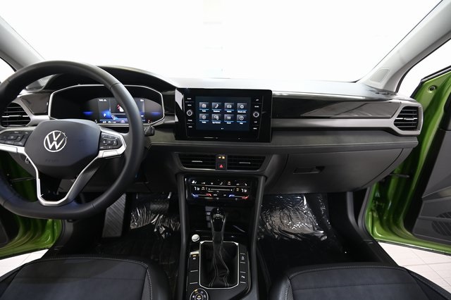 2025 Volkswagen Taos SE photo 2
