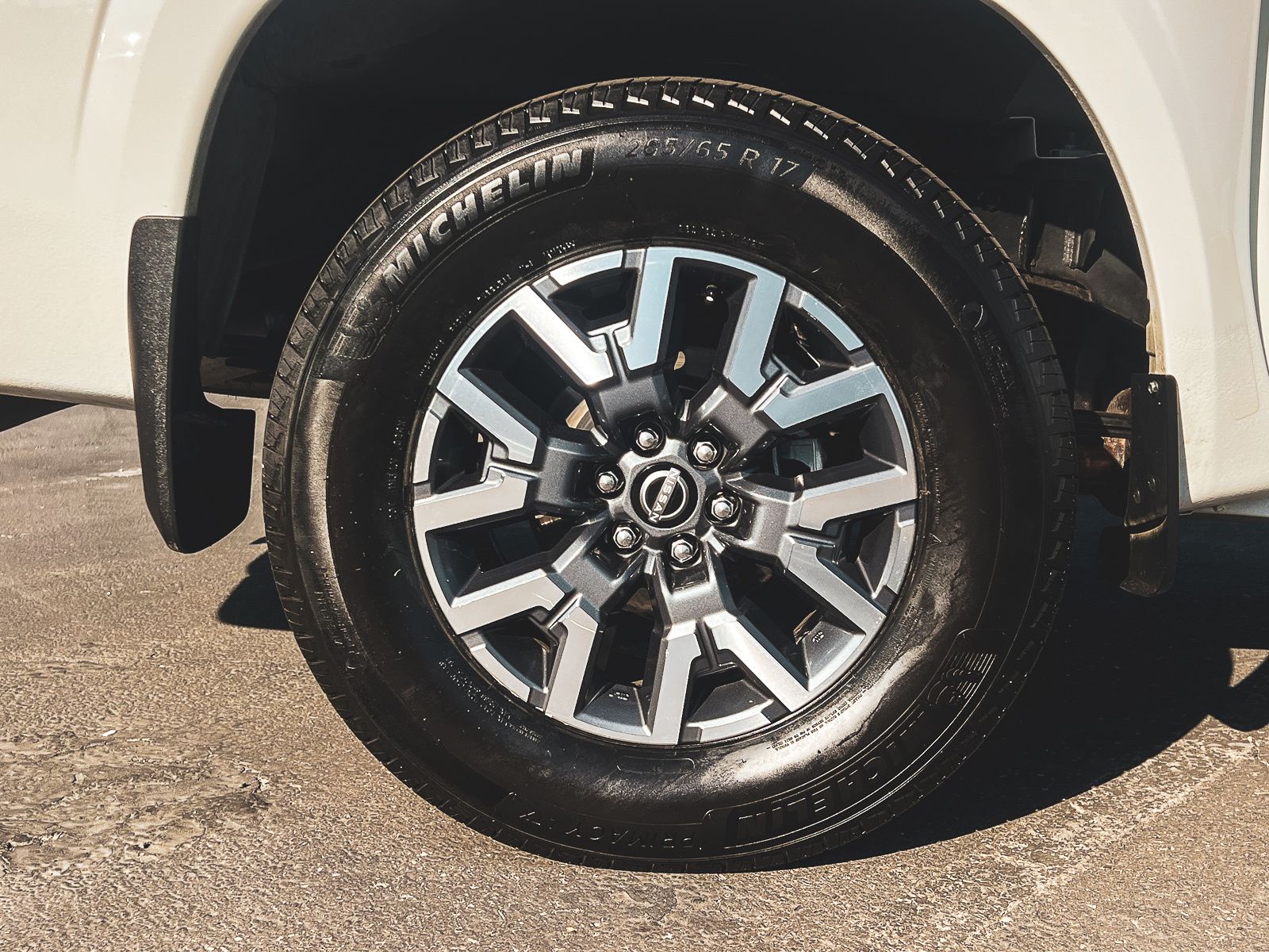 2024 Nissan Frontier SL photo 4