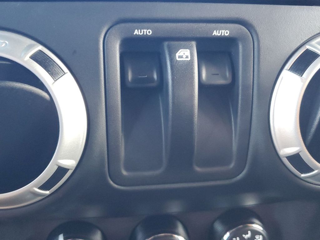 2018 Jeep Wrangler Sahara photo 30