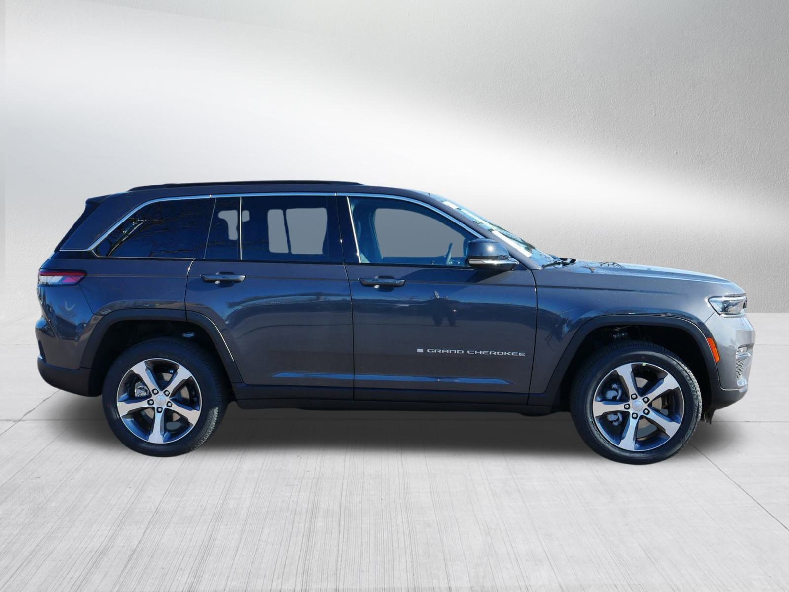 2025 Jeep Grand Cherokee Limited photo 8