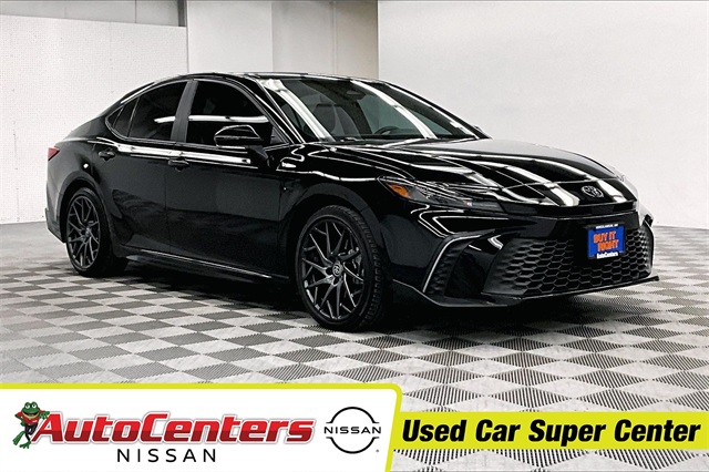 2025 Toyota Camry SE's photo