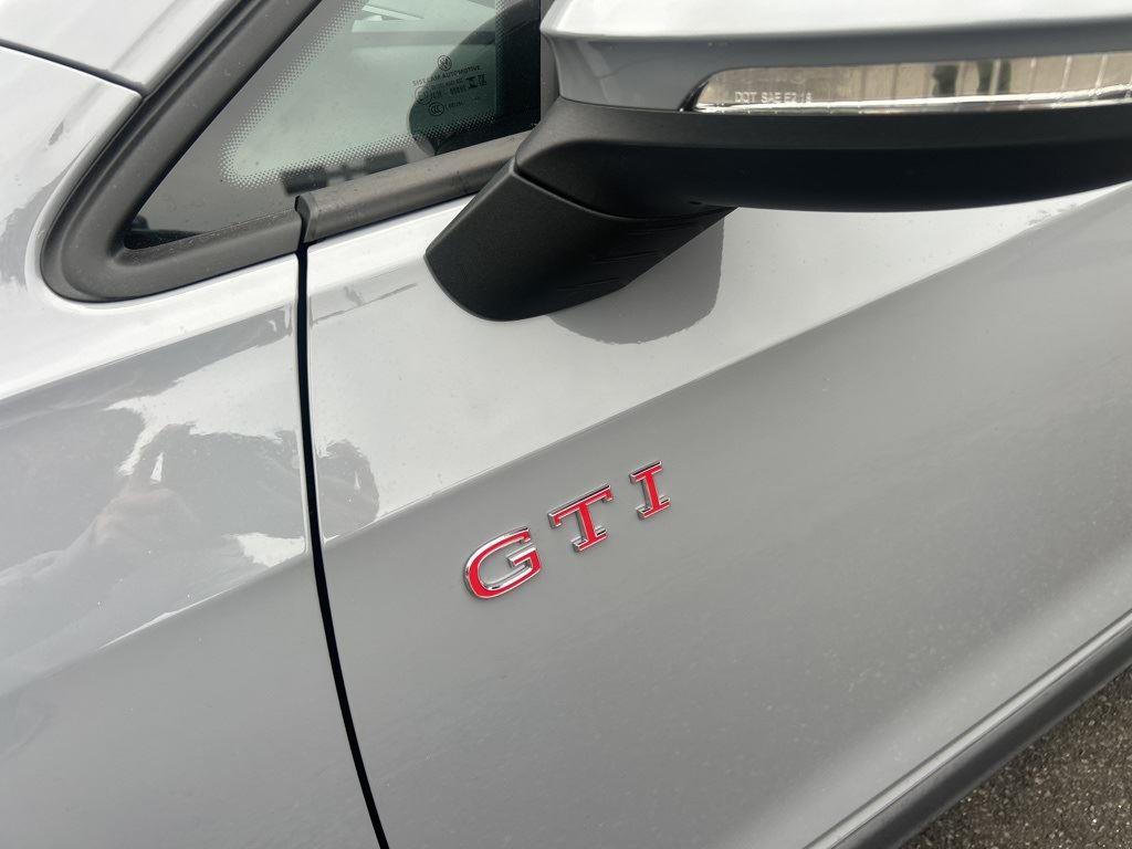 2025 Volkswagen Golf GTI SE photo 2