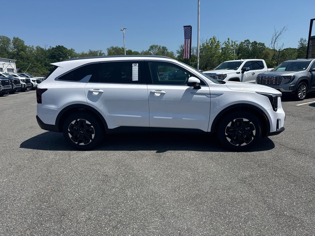 2025 Kia Sorento S photo 2