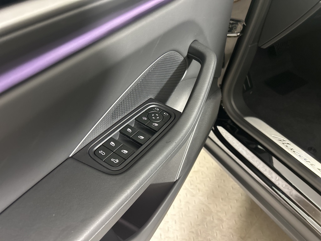 2025 Porsche Macan Electric 4 photo 10