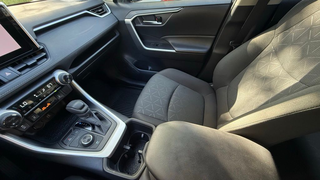 2024 Toyota RAV4 Hybrid XLE photo 29