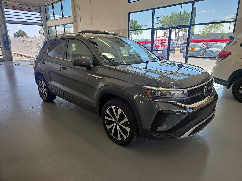 2022 Volkswagen Taos SE photo 3