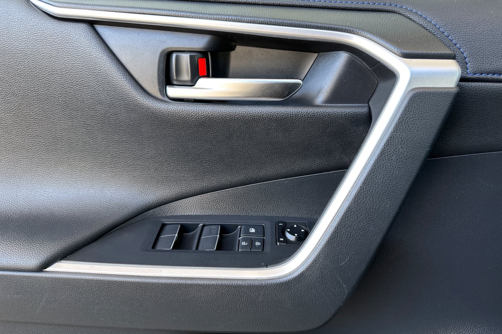 2019 Toyota RAV4 Hybrid XSE photo 11