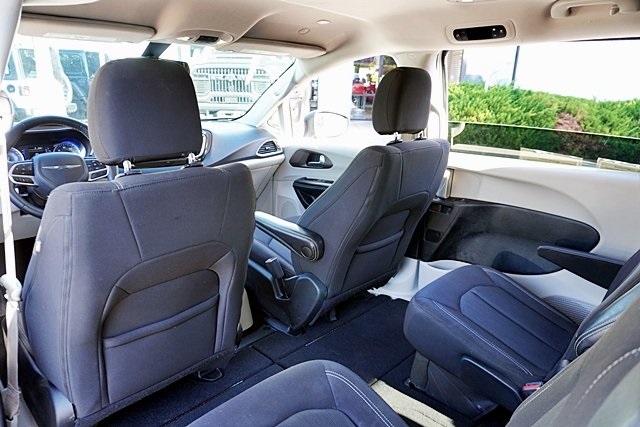 Used 2022 White Chrysler LX image 16