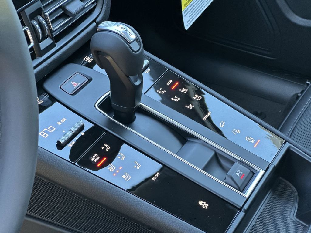 2025 Porsche Macan Base photo 18