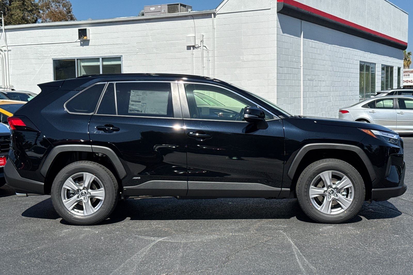 2025 Toyota RAV4 Hybrid XLE photo 8