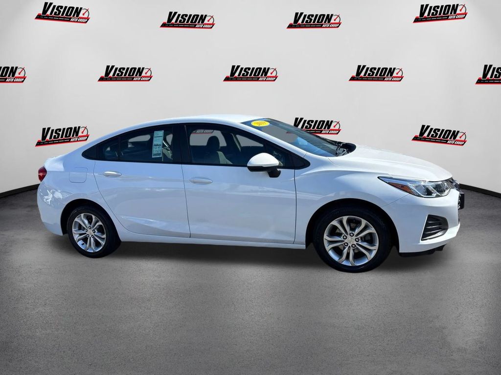2019 Chevrolet Cruze LS photo 3