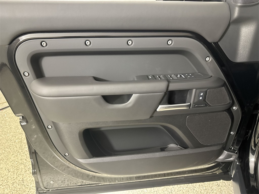 2025 Land Rover Defender 110 S photo 9