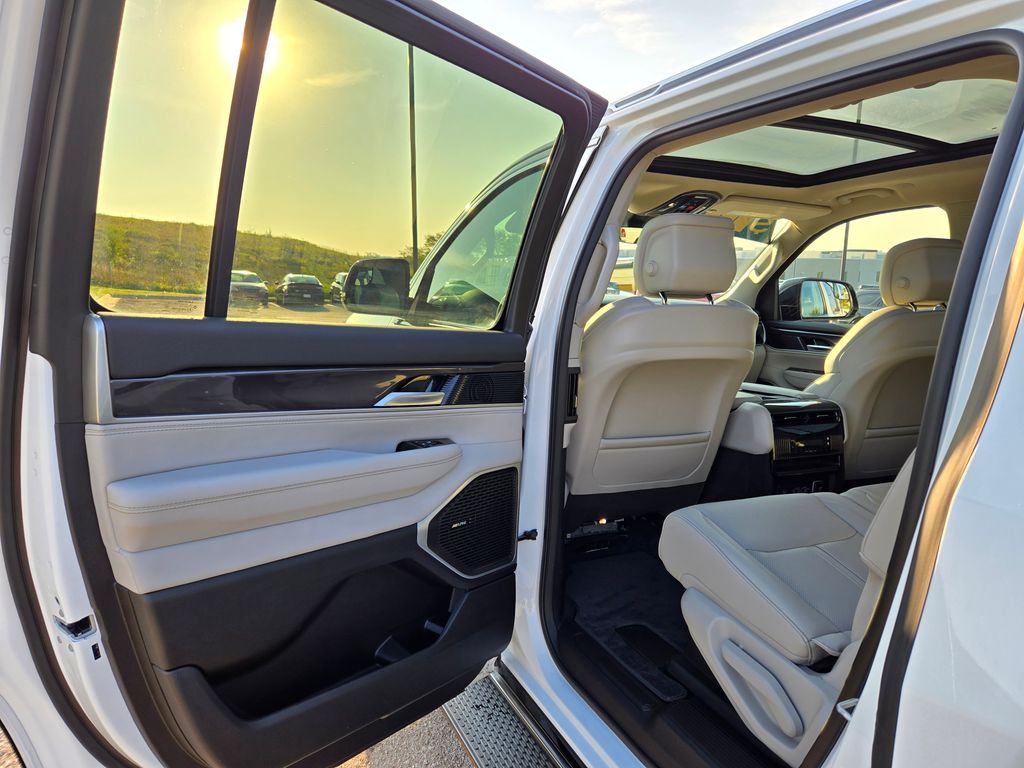 2024 Jeep Wagoneer Base photo 25
