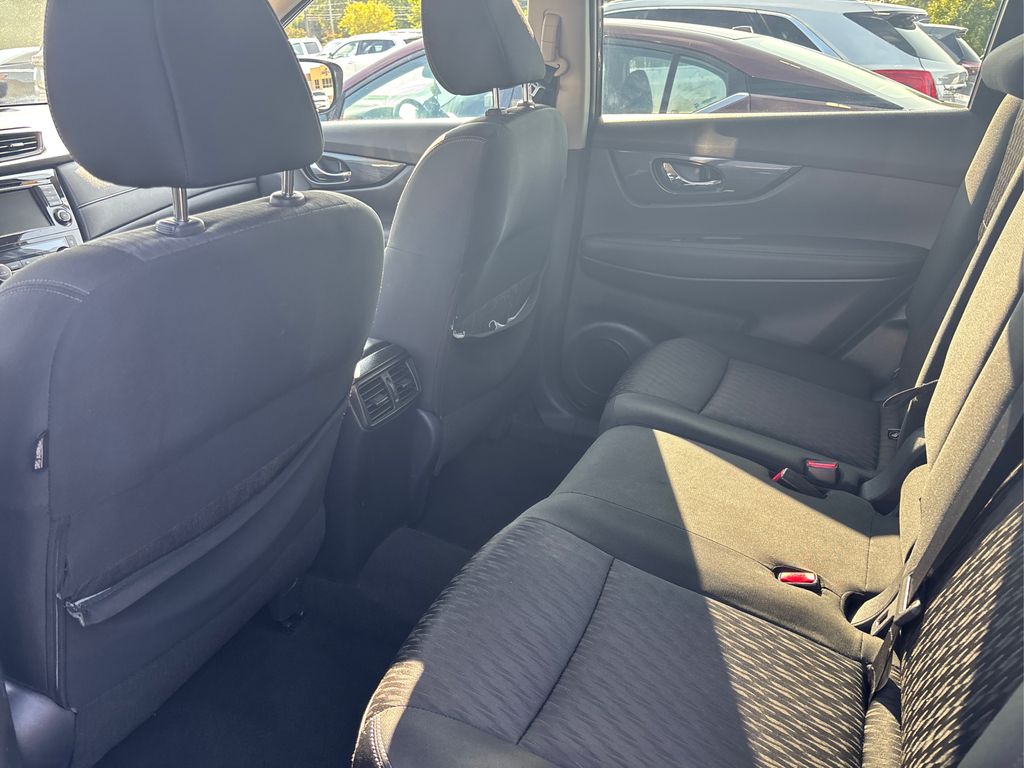 2019 Nissan Rogue SV photo 17