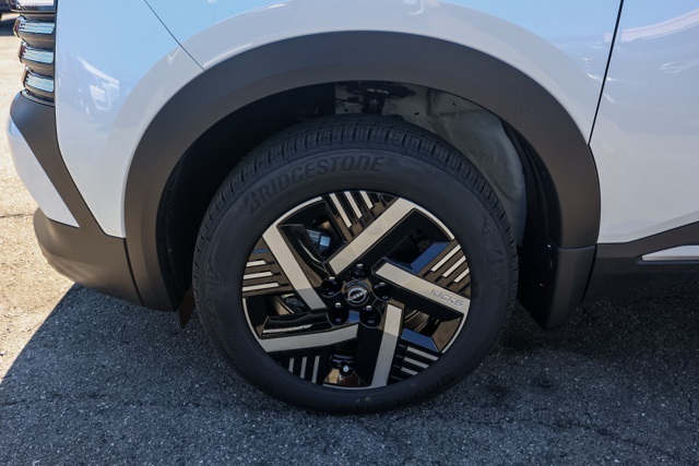 2025 Nissan Kicks SV photo 8