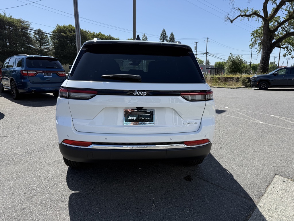 2025 Jeep Grand Cherokee Laredo photo 4