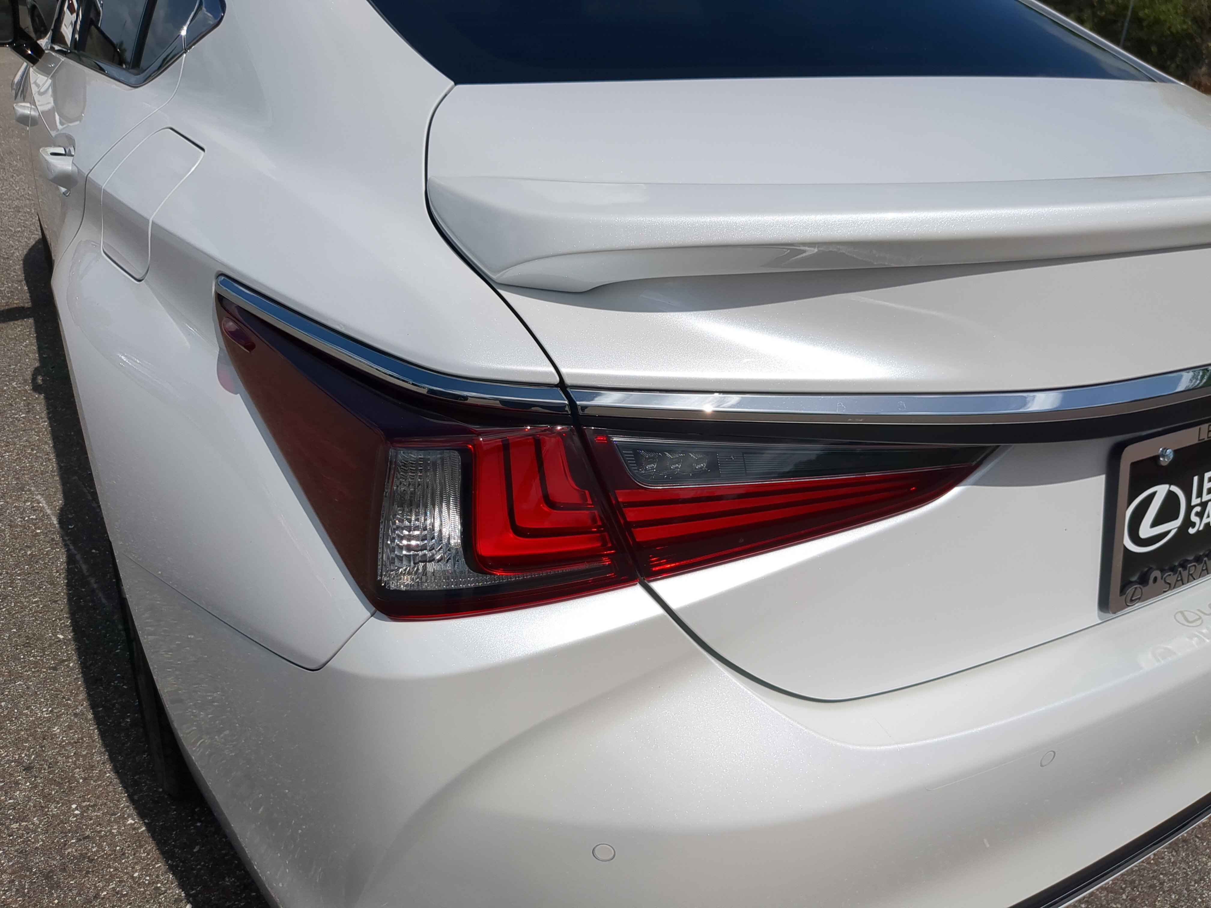 2025 Lexus ES 300h photo 9
