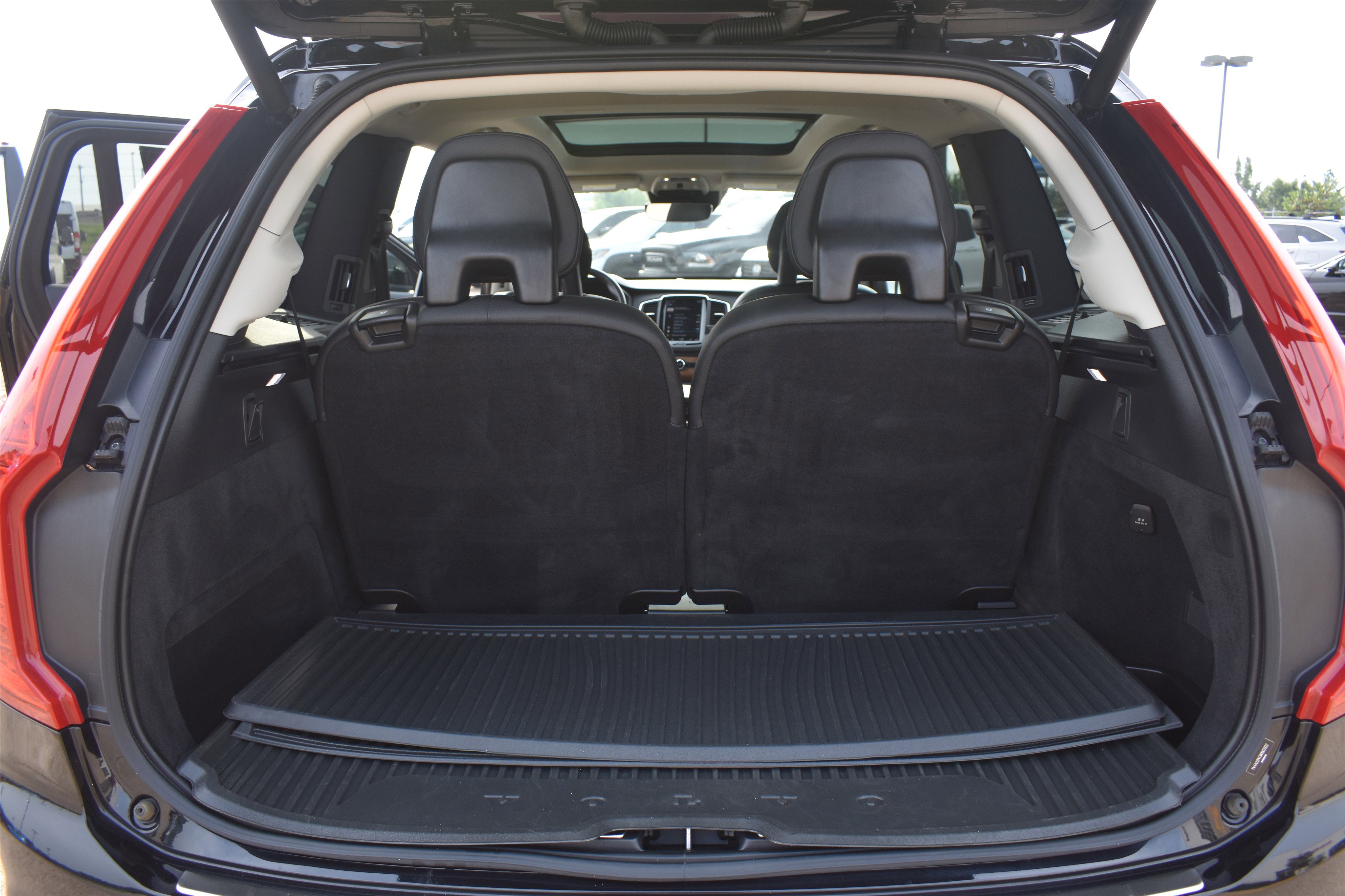 2022 Volvo XC90 T6 Momentum AWD photo 8