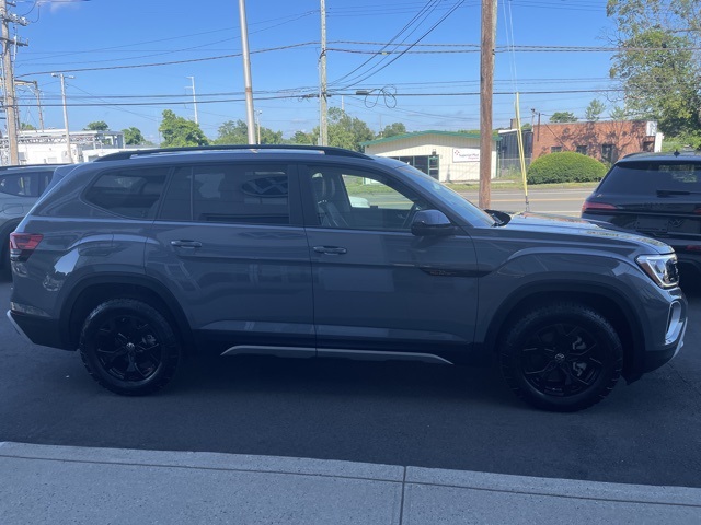 2024 Volkswagen Atlas Peak Edition SE Technology photo 3