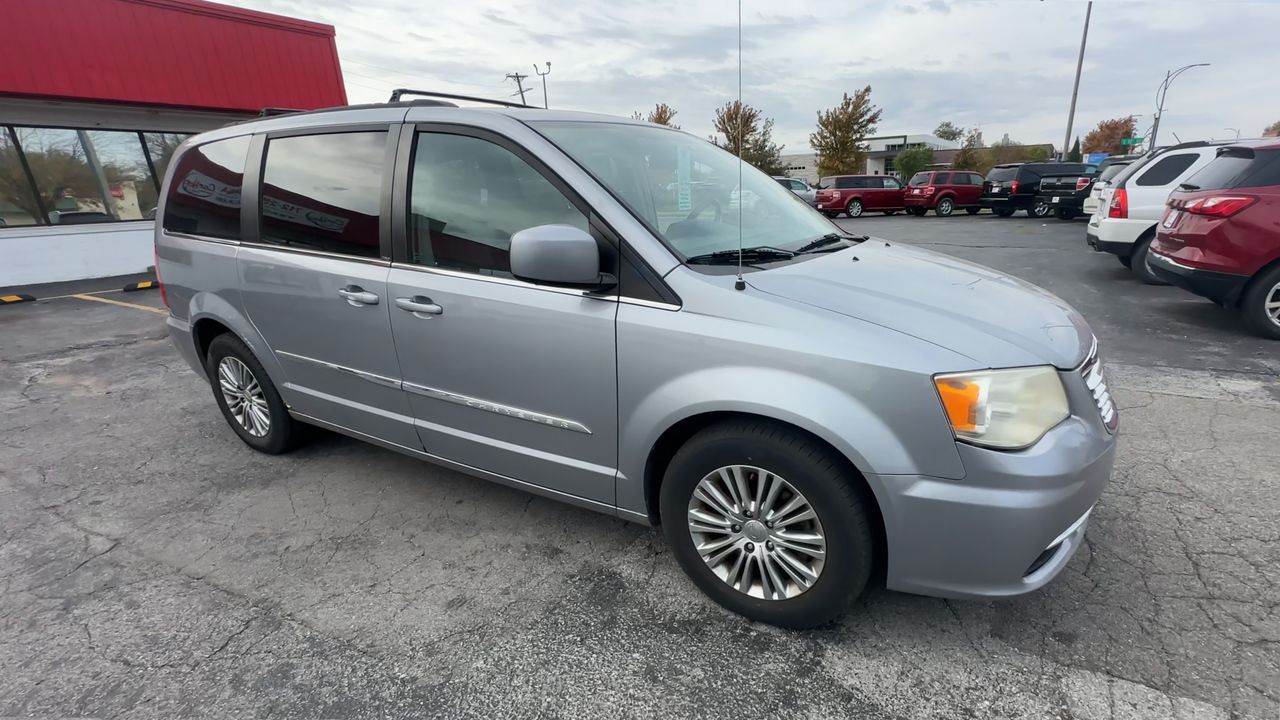 2014 Chrysler Town & Country Touring photo 2