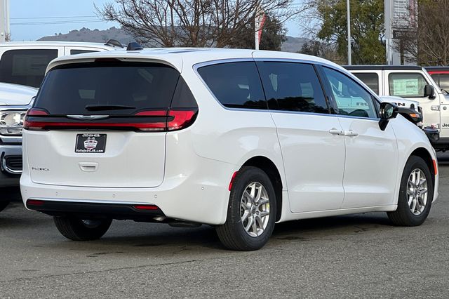2025 Chrysler Pacifica photo 4