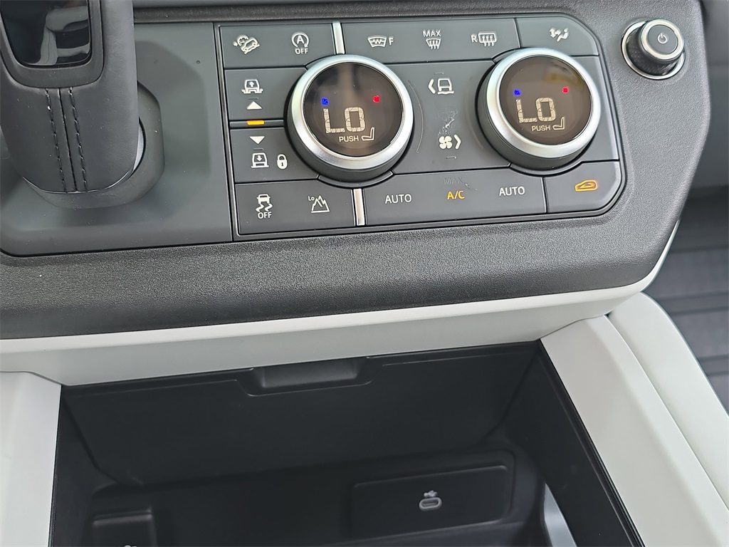 2025 Land Rover Defender 110 X-Dynamic SE photo 19